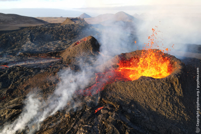 Volcan en activité, cratère et lave (éruption du volcan de la Fagradalsfjal, Islande, Avril 2021)